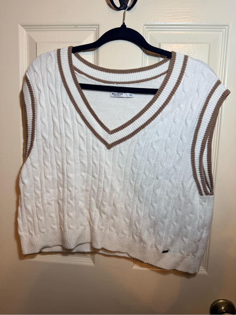 Hollister Med Cream Cable Knit V-Neck Sweater Vest with Brown Trim